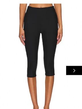 Superdown Chaya Capri in Black